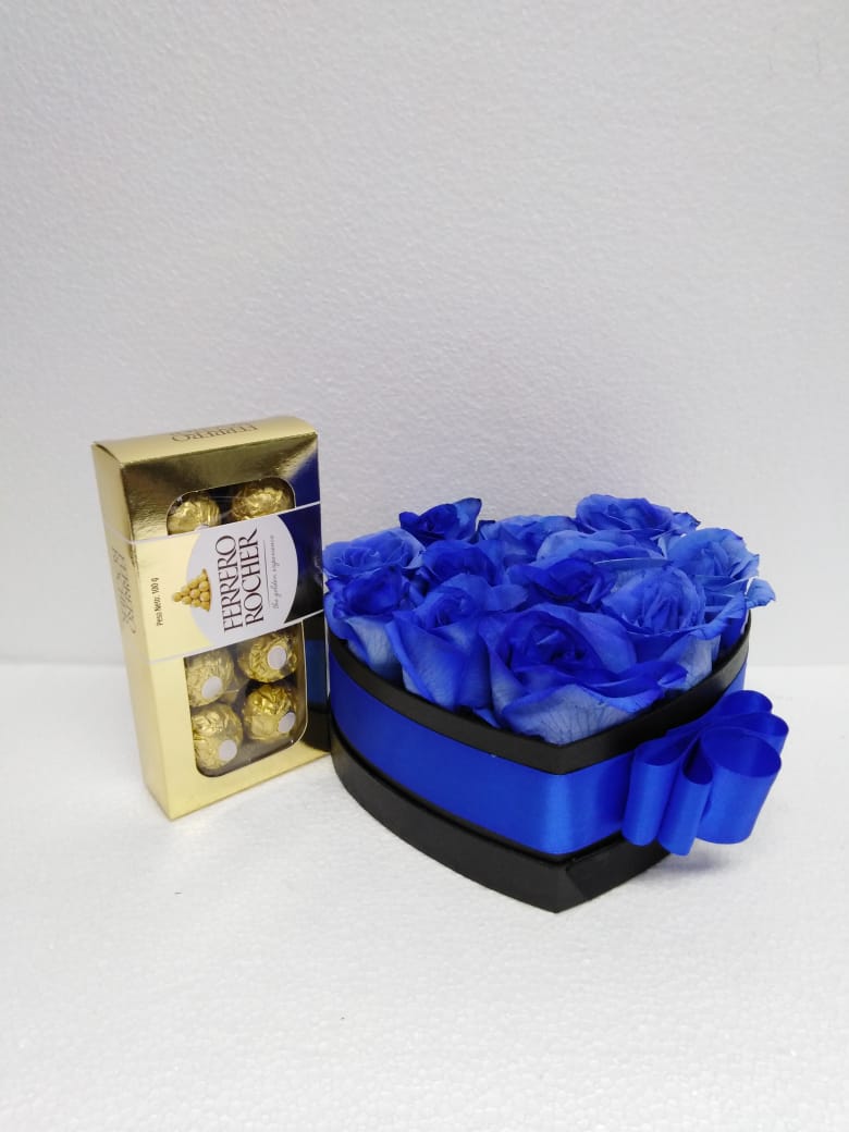 12 Rosas Azules en Caja Coraz�n mas Ferrero Rocher 100 Grs